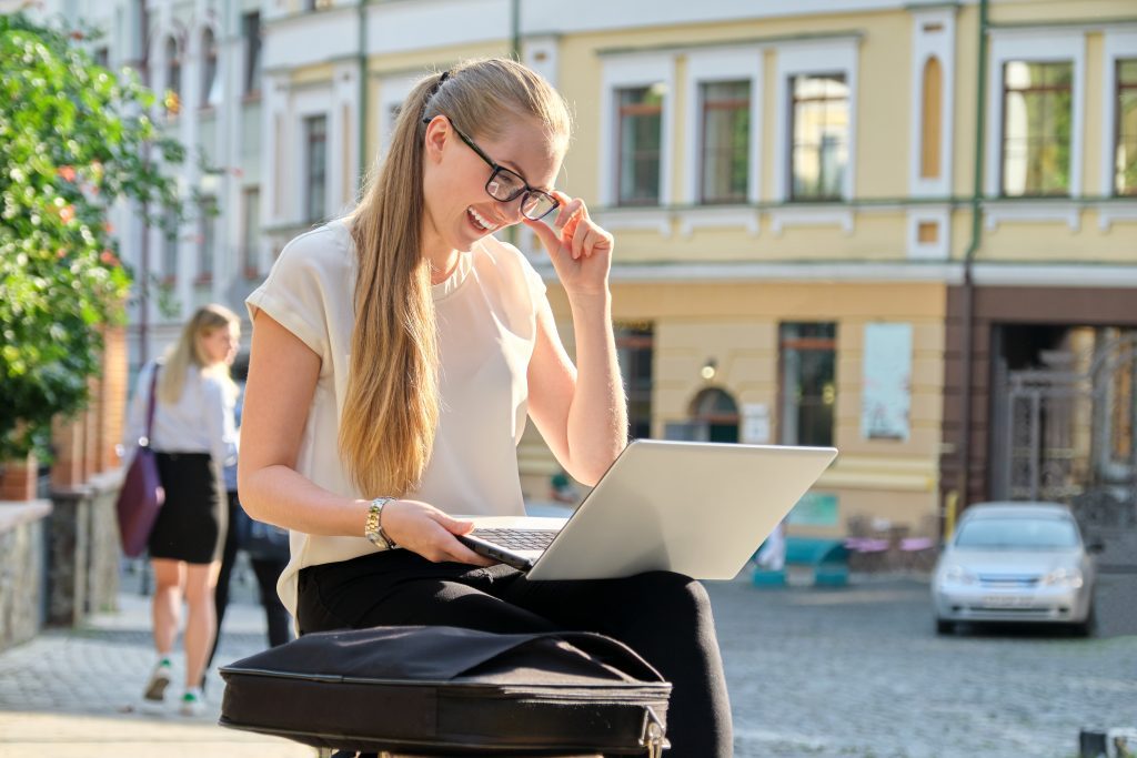 Ystävällinen ja moderni tilitoimisto Helsinki